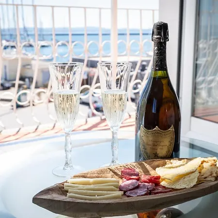 Apartment ⭑ ⭑ ⭑ ⭑ ⭑ Jewel On The Seafront Promenade
